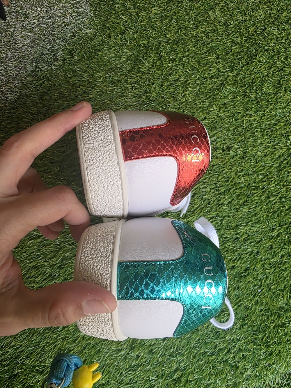 Gucci White Low-Top Sneakers with Green and Red Stripe Accent - Picture 4 of 8